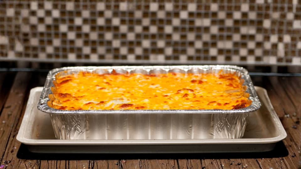 Een mooie presentatie van een bak magnetron lasagne.