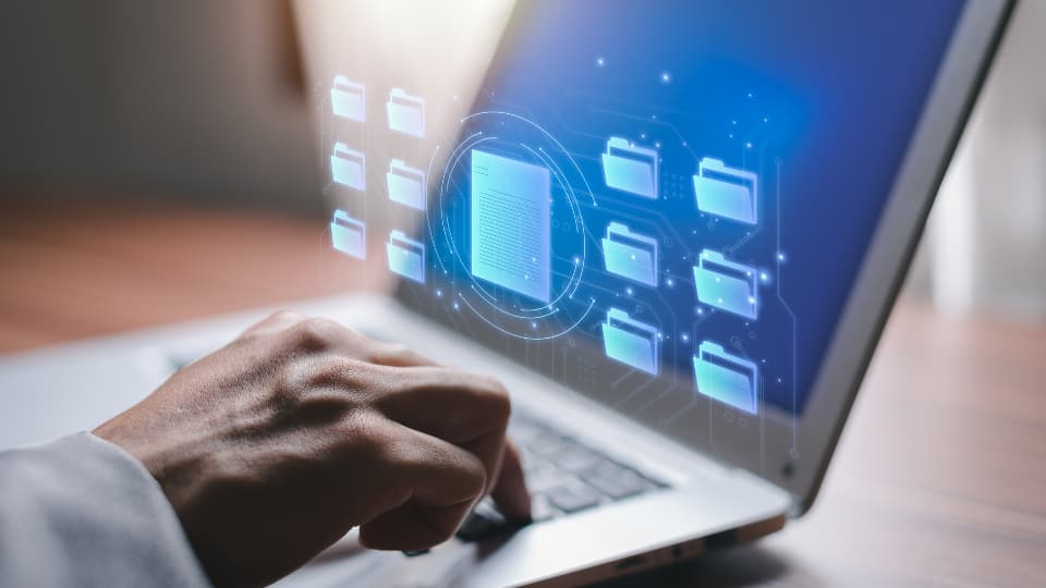 Een laptop met verschillende folders van een hoofdproject.