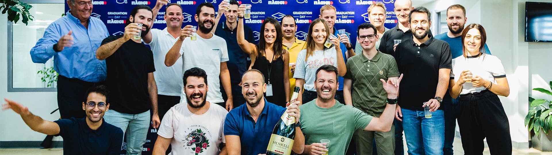 Het team van Plaisio en Aviva Solutions na de livegang