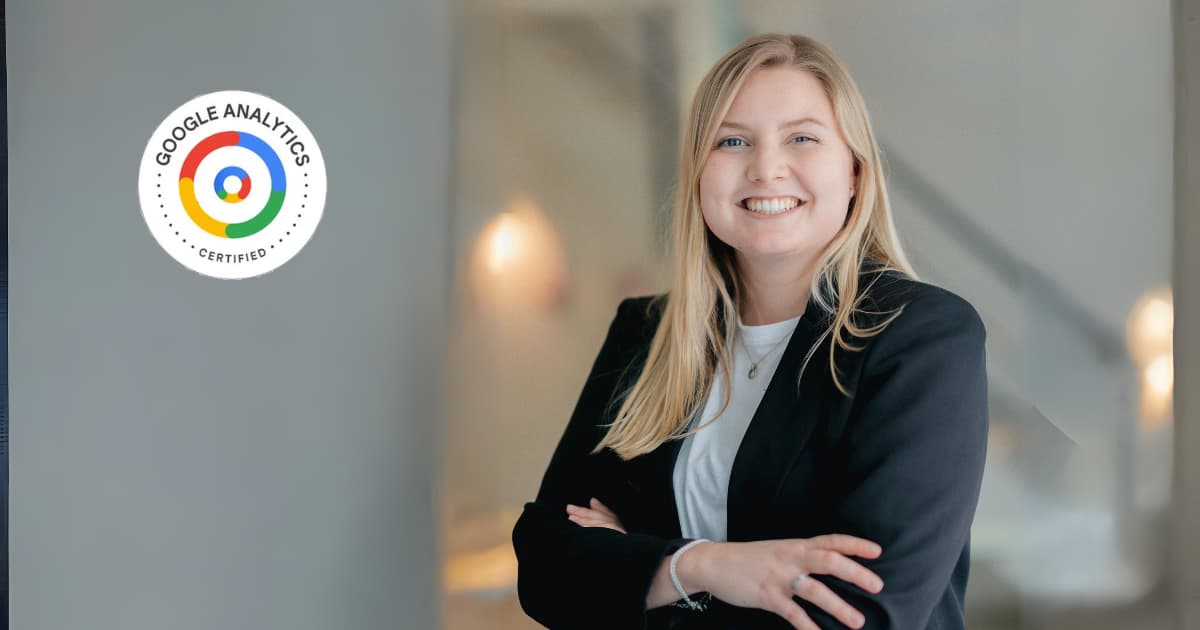 Roos van der Leest poseert, met logo certificering Google Analytics