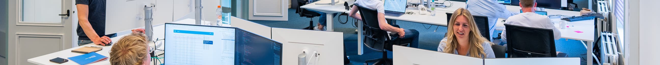 Verschillende collega's aan het werk in het hoofdkantoor van Aviva Solutions.